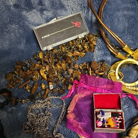 Elegant Gold and Silver Women's Jewelry Set - Picture 10 of 12